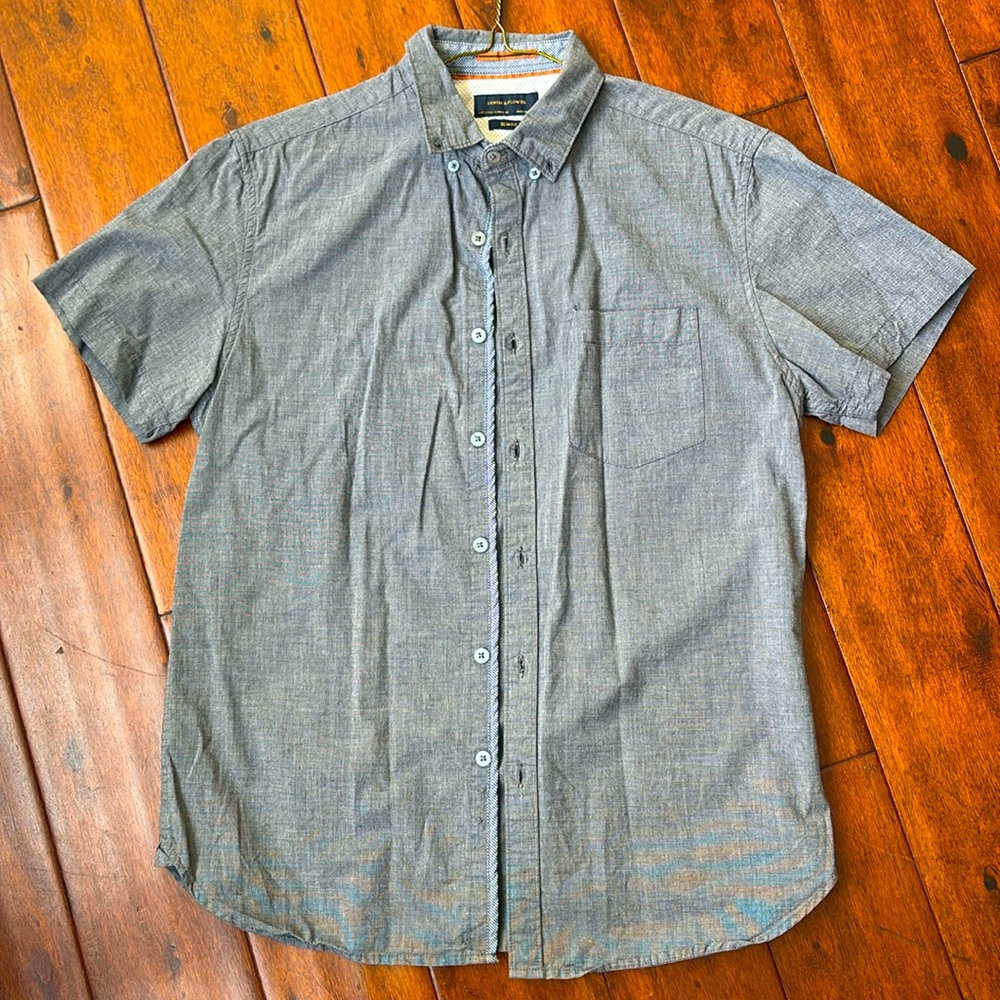Men’s short sleeved button down shirt. Men’s slim fit size smalll